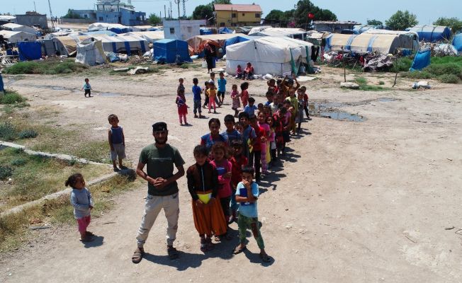 Savaştan kaçtı, çadırda okuma yazma öğretiyor