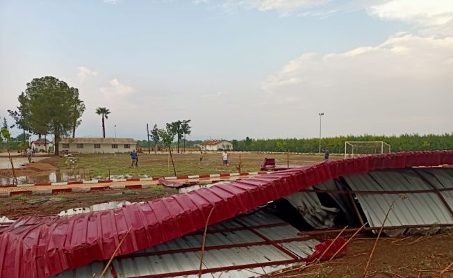 Adana’da fırtına çatı uçurdu