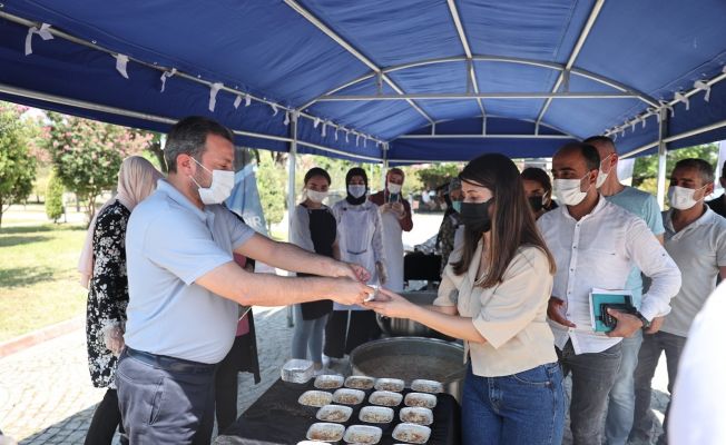 Belediyede aşure dağıtıldı