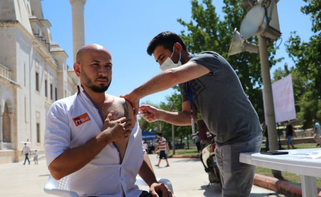 Adana’da camilere seyyar aşı stantları kuruldu