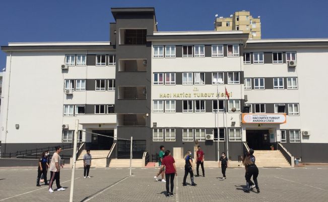 Polis önce öğrenciler için uyardı sonra voleybol oynadı