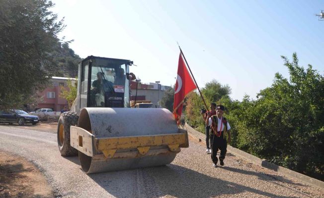 Başkan, okuduğu köyün yolunu asfaltladı