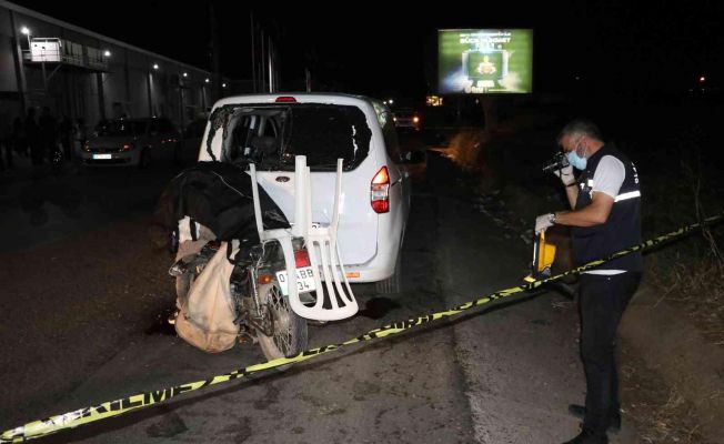 Park halindeki araca çarpan motosikletli hayatını kaybetti