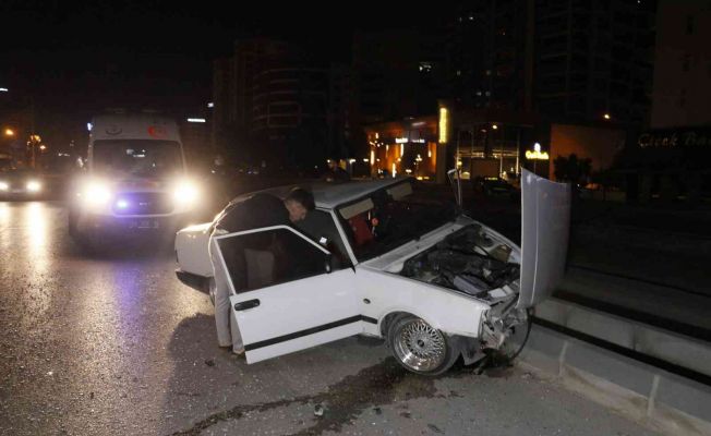 Adana’da kontrolden çıkan otomobil refüje çıktı: 1 yaralı