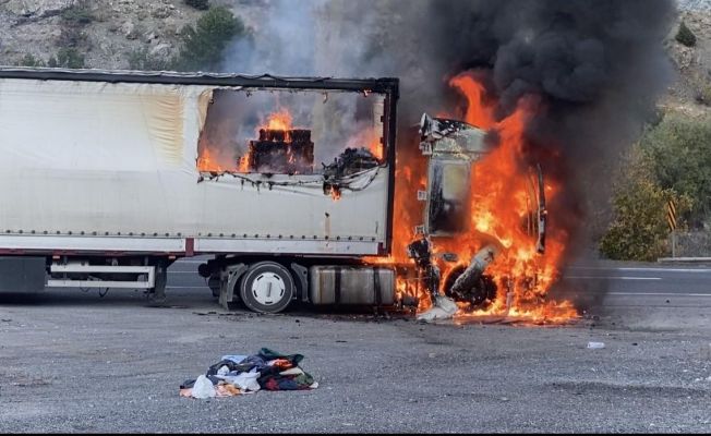 Adana’da seyir halindeki tır alev alev yandı