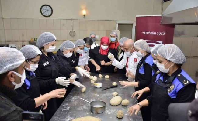 Kadın polisler, şeflerle ekmek yaptı