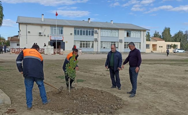 Kozan’da okul bahçesine peyzaj çalışması yapıldı