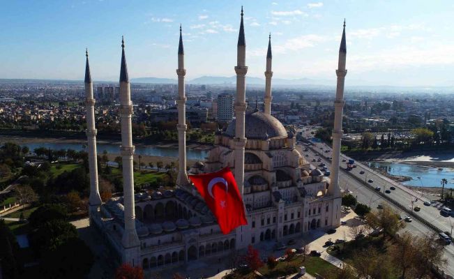 Türkiye’nin en büyük bayrağı Merkez Camisi’ne asıldı