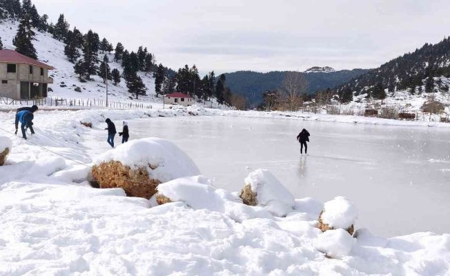 Göller Yaylası buz tutunca eğlence merkezine döndü