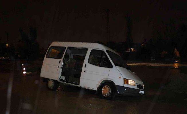 Adana’da sağanak yağış sebebiyle yol çöktü, bir araç mahsur kaldı