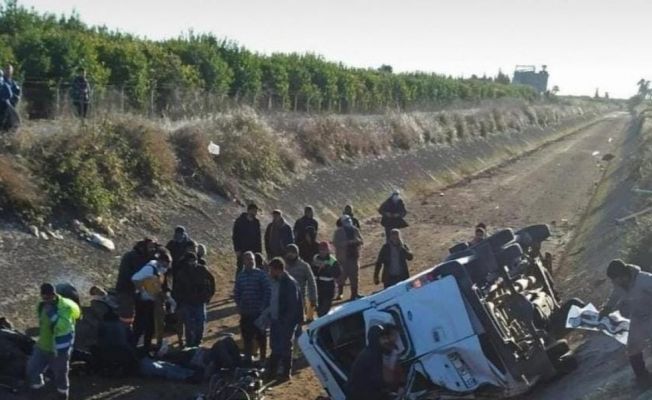 Adana’da tarım işçilerini taşıyan minibüs devrildi: 1 ölü, 10 yaralı