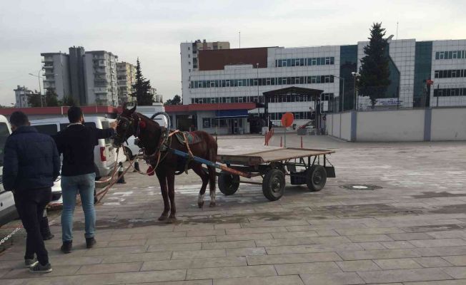 At arabasıyla uyuşturucu satan baba oğul tutuklandı