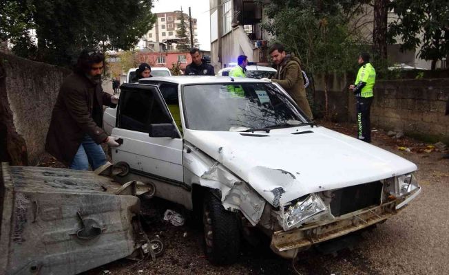 Dur ihtarına uymadı, polis aracına çarpıp kaçtı