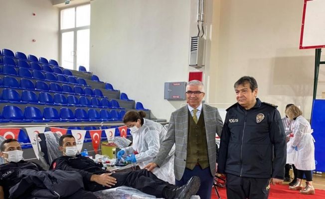 Polis adayları Kızılay’a kan bağışladı