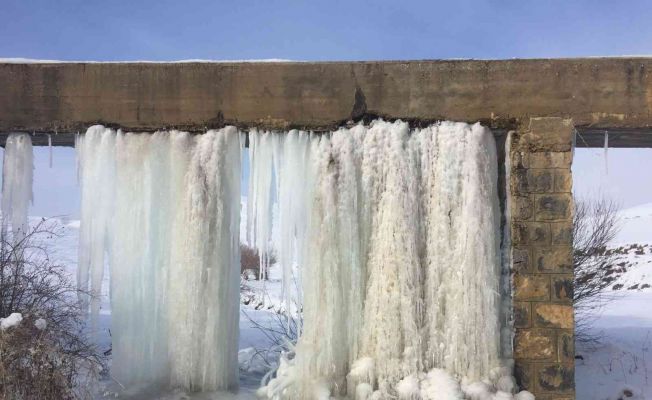 Soğuk hava dev buz sarkıtları oluşturdu