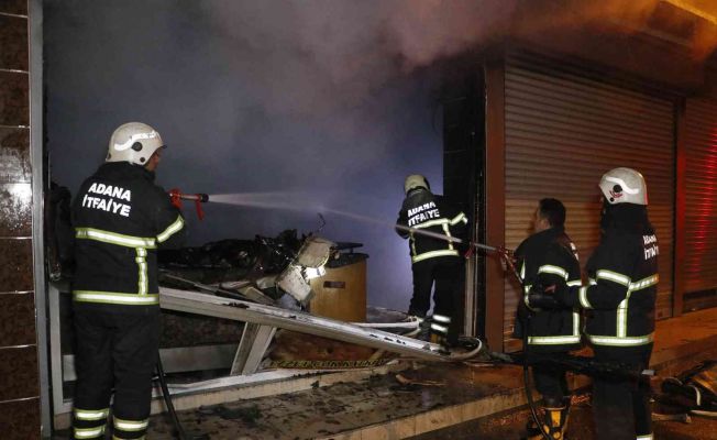 Adana’da pastane yangında kül oldu