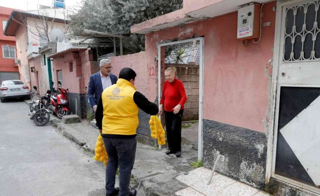 Dalında kalan limon vatandaşa dağıtılıyor