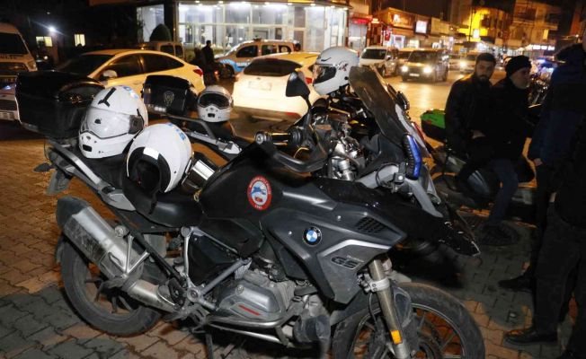 Dur ihtarına uymayan otomobil polis motosikletine çarptı: 2 polis yaralı