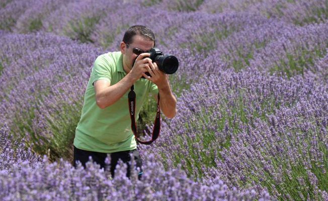 Fotoğraf sanatçısı Ayan, fotoğraf hikayelerini kitaplaştırdı