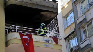 Adana’da dairenin kullanılamaz hale geldiği yangında Türk bayrakları zarar görmedi