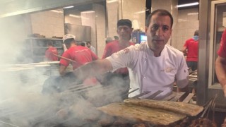 Bayramda et yiyemedi, bin aileye kebap dağıtıyor