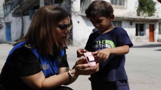 Polis sokak sokak gezip bayramda çocukların yüzlerini güldürdü