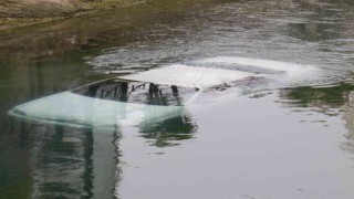 Adana’da otomobil sulama kanalına düştü, sürücü halatla kurtarıldı