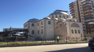 Hasar gören caminin minaresi kontrollü şekilde yıkıldı