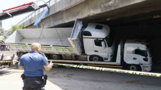 Çekicinin üzerindeki kamyon otoyol köprüsüne sıkışınca trafik felç oldu.