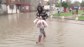 Kozan yağmura teslim! Dereler taştı, evleri su bastı!