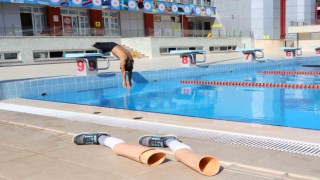 Önce tekerlekli sandalyeden kurtuldu, şimdi yüzerek hayata tutundu