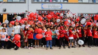 Polisler çocuklarla Cumhuriyet’in 100. yılını kutladı