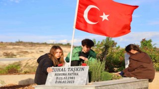 Depremde ölen Zuhal öğretmeni öğrencileri mezarı başında andı