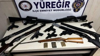 Adana’da polis ekipleri asayiş uygulamalarında 13 ruhsatsız silah ele geçirdi