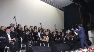 Ev hanımı, esnaf ve kamu çalışanlarından oluşan halk korosu konser verdi