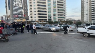 Tırın altında kalan motosikletli hayatını kaybetti