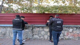 Adana’da narkotik polisinden okul önünde uygulama