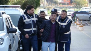 Seyhan polisinden iki farklı eve baskın: 2 bin 423 uyuşturucu hap ile silahlar ele geçirildi