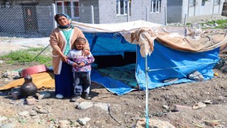 Uyuşturucu müptelası kocası tarafından darp edilip sokağa atılan kadın, çocuklarıyla çadırda yaşamaya başladı