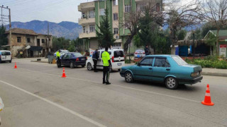 Kozan’da uyuşturucu satmak ve dolandırıcılık suçundan aranan iki kişi yakalandı