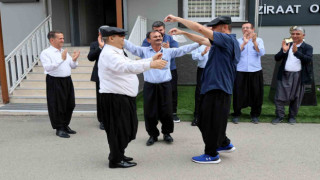 Adana şalvarının tescillenmesini davul zurna ile kutladılar