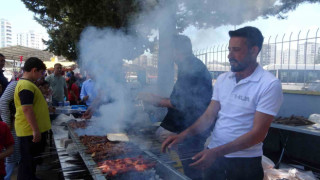 Adana’da okul bahçesinde kebap dumanları yükseldi