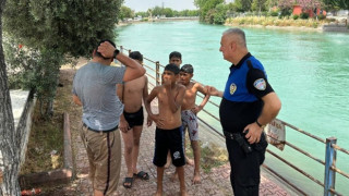 Adana’da polis sulama kanalına giren gençleri uyardı