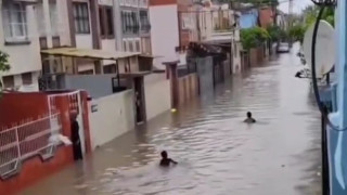 Havuz değil! Adananın arka sokakları! Yarım saatte bu hale geldi