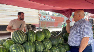 Kelek karpuz iade isteğine pazarcı elinde bıçakla karşı çıktı