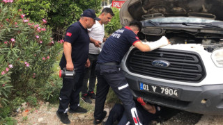 Kozan’da aracın motoruna giren kediyi CANKUR ekipleri kurtardı