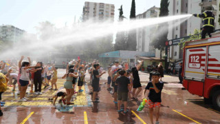 Adana Büyükşehir İtfaiyesinden miniklere serinleten sürpriz