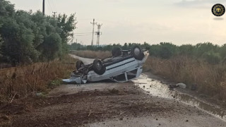 Kayganlaşan yolda takla atarak durabildi