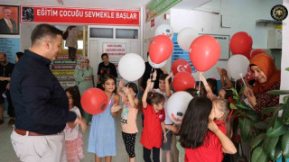 Okulla tanışan miniklere balonlu karşılama