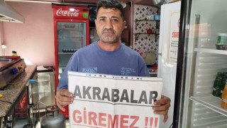 Bedavacı akrabalara isyan etti, dükkanına ’Akrabalar giremez’ pankartı astı